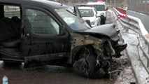 Sivas hafif ticari araç bariyerlere çarptı: 4 yaralı