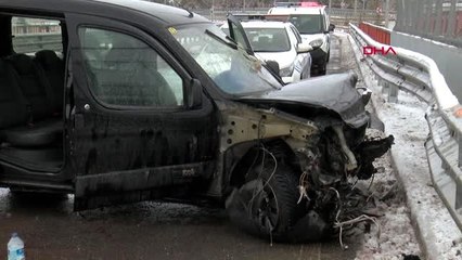 Sivas hafif ticari araç bariyerlere çarptı: 4 yaralı