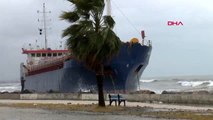 Hatay fırtınada sürüklenen kargo gemisi karaya oturdu-2