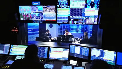 Un tee-shirt contre les violences policières pour Macron : le président a ri, raconte le dessinateur