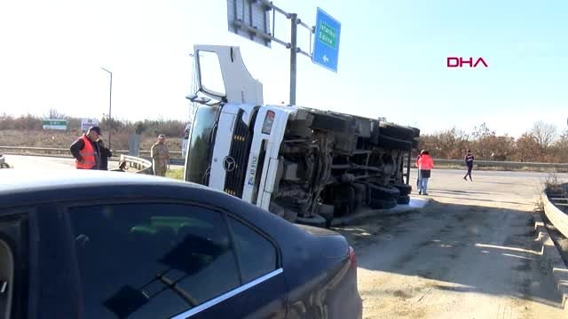 Tekirdağ çerkezköy gişeler girşinde tutkal yüklü kamyon devrildi, 1 yaralı-2