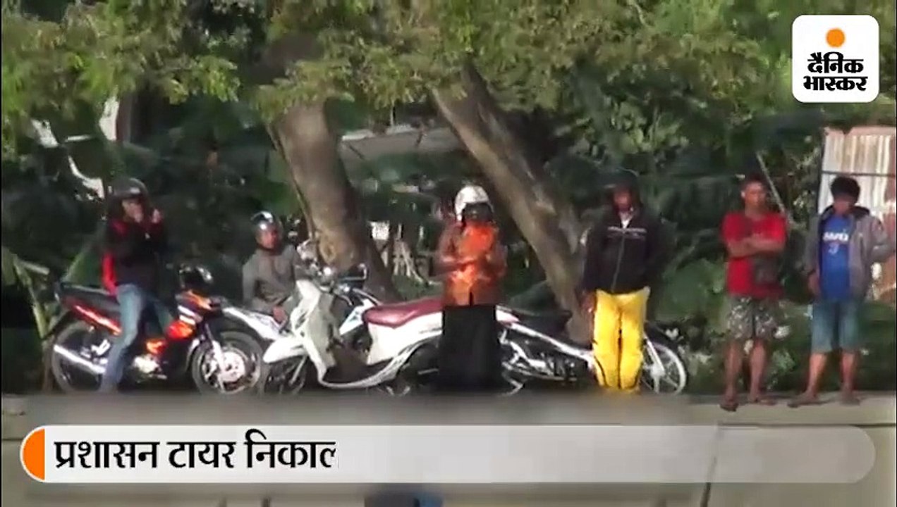 4 साल से 13 फीट लंबे मगरमच्छ के गले में टायर फं...