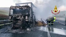 Vallata (AV) - Camion di ortofrutta in fiamme su A16 (30.01.20)