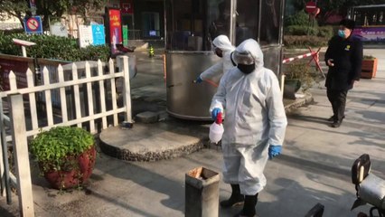 Virusi vdekjeprurës në Kinë/ Pamja e tmerrshme e trupit të pajetë shtrirë në trotuaret e Wuhanit