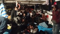 Un cayuco al límite de su capacidad oculta un segundo nivel con decenas de migrantes hacinados