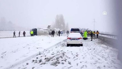 Erzincan'da yolcu otobüsü devrildi: 46 yaralı (3)