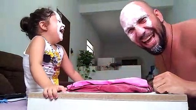 Pierre-feuille-ciseaux : Une petite fille qui challenge son père