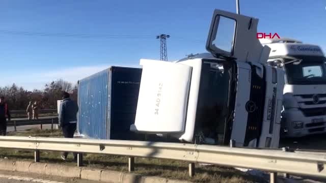 Tekirdağ çerkezköy gişeler girşinde tutkal yüklü kamyon devrildi, 1 yaralı
