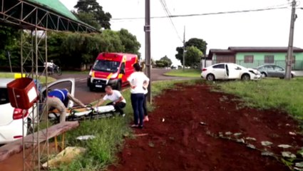 Sandero e Cerato batem em cruzamento no Bairro Brasília