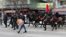 Atlı milis kuvvetleri Türk bayrağı ile davul zurna eşliğinde tur attı