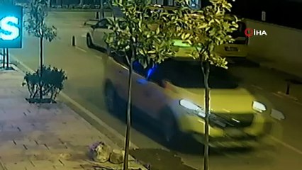 Antalya'da fırtına ağacı kökünden söktü, inşaat malzemeleri taksilere zarar verdi... Ortalığın toz duman olduğu anlar kamerada