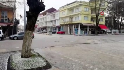 Dolu yağışıyla sokaklar beyaza büründü