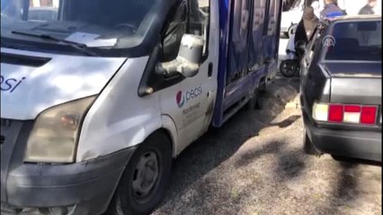 Seyir halindeki kamyonetin tekeri çöken yola sıkıştı