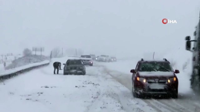 Kar yağışı ve tipi Kop Dağı Geçidi'nde ulaşımın aksamasına neden oldu