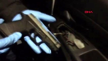 Uyuşturucu şüphesiyle aranan otomobildeki gizli bölmede silah bulundu