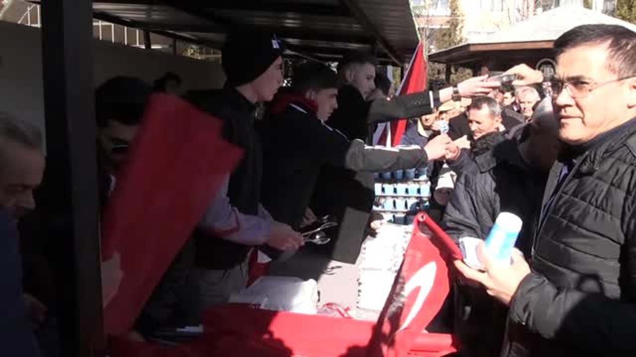 AP'da Türk bayrağı yırtan ırkçı Yunan milletvekiline tepki