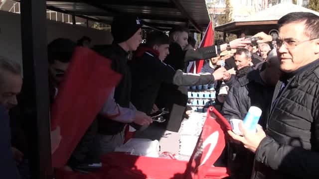 AP'da Türk bayrağı yırtan ırkçı Yunan milletvekiline tepki