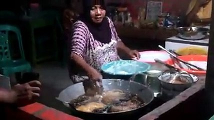 SHE PUT HER HANDS IN HOT OIL WITHOUT BEING BURNT