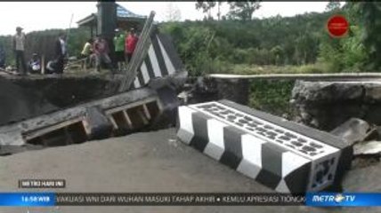 Jembatan Antardesa di Malang Ambruk