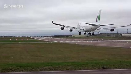 Video herunterladen: Plane evacuating 83 British citizens from Wuhan lands in Oxfordshire