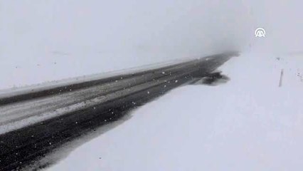 Kar yağışı ve tipi ulaşımı aksatıyor