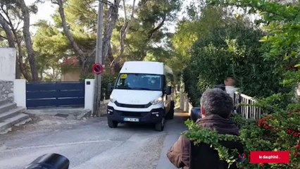 Deux cars viennent d'arriver au centre de vacances