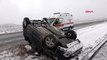 Siverek'te buzlu yolda, hafif ticari araç ters döndü: 4 yaralı