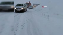 Yüksekova-Şemdinli karayolunda 30 araç yoğun kar yağışı nedeniyle mahsur kaldı