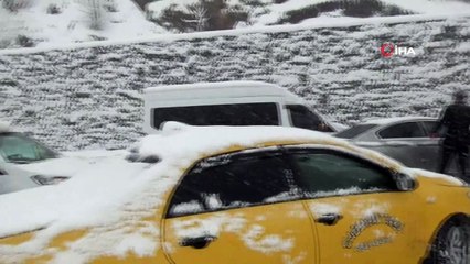 Kar yağışı nedeniyle yaklaşık 500 araç yolda mahsur kaldı
