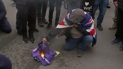 Un británico quema la bandera de la UE para celebrar el Brexit