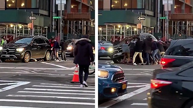 Des passants soulèvent un SUV pour sauver une femme