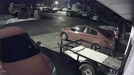 Il pose un sticker sur la mauvaise voiture