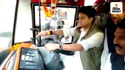 ज्योतिरादित्य सिंधिया ने सिटी बस को स्टेयरिंग संभालीं, दो मंत्री और विधायक बने सवारी
