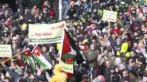 آلاف الأردنيين يتظاهرون في عمان رفضا لخطة ترامب ويحرقون علم إسرائيل