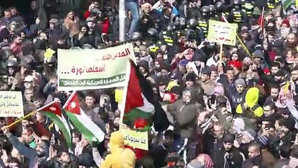 آلاف الأردنيين يتظاهرون في عمان رفضا لخطة ترامب ويحرقون علم إسرائيل