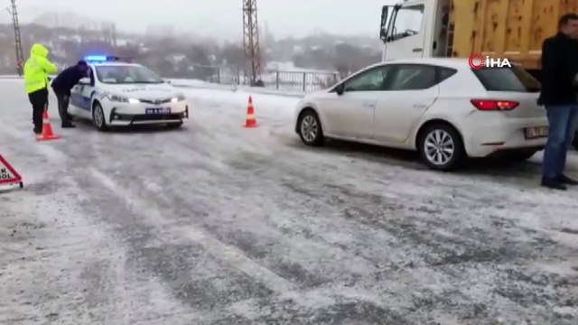 Gürün-Sivas karayolu yoğun kar yağışı ve tipi nedeniyle ulaşıma kapandı
