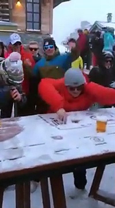 Un DJ qui réchauffe sous la neige avec une piste improvisée