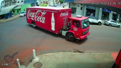 Câmera flagra forte batida onde bebê se feriu