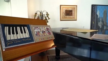 Un célèbre pianiste brésilien rejoue grâce à des gants bioniques