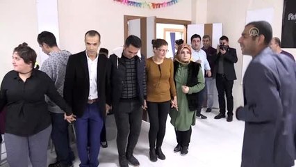Temizlik personeli, bakıma muhtaç hastalara moral verdi