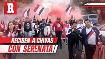 Chivas despierta con serenata de afición