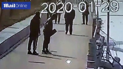 Il pousse le pilier d'un pont et provoque une réaction en chaine incroyable