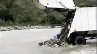 Ce camion poubelle décharge ses déchets dans le fleuve en Équateur.