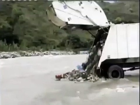 Ce camion poubelle décharge ses déchets dans le fleuve en Équateur.