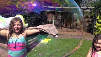 Sophia, Isabella e  Alice Diversão no Quintal com Bolhas de Sabão