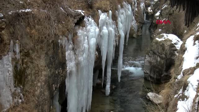 Sivas doğa harikası şuğul kanyonu'nda dev buz sarkıtları oluştu