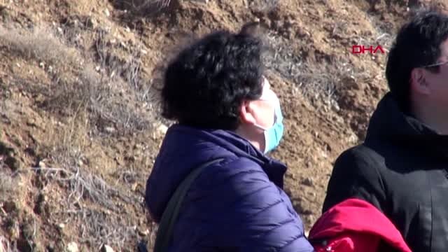 Denizli yamaç paraşütü pilotları 'koronavirüs'üne karşı maskeyle uçuyor