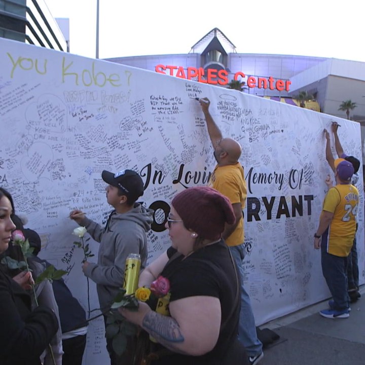Fans pay tribute to Kobe Bryant ahead of Lakers game