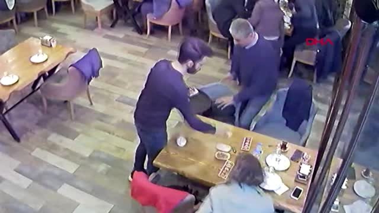 Malatya depremde herkes kaçarken, garson servise devam etti