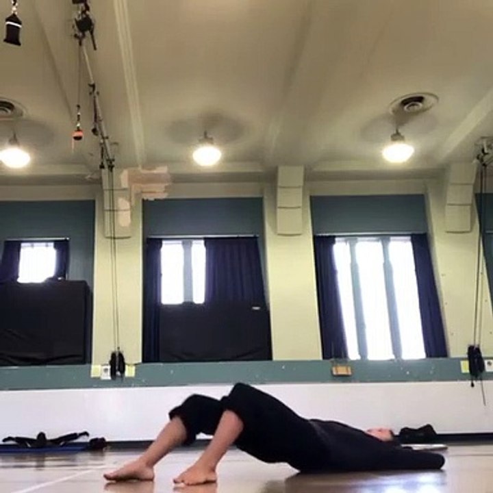 Contorsionniste elle peut se tordre dans tous les sens !